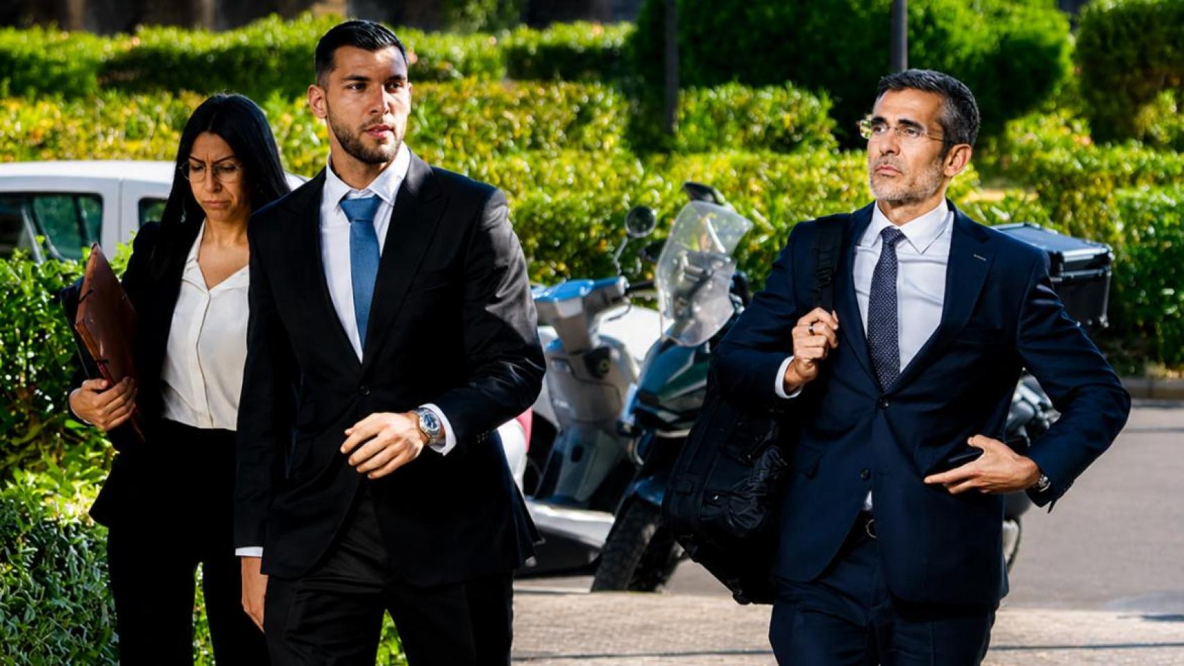 El futbolista Rafa Mir, junto a su abogado, Jaime Campaner, el jueves 28 de mayo, llegando a la Audiencia Provincial de Valencia.