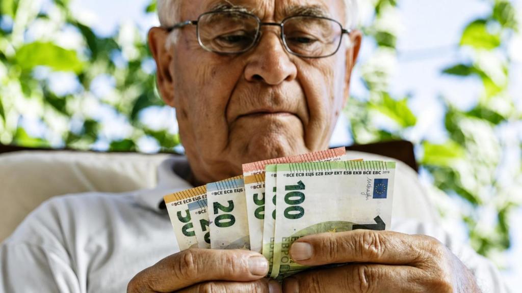 Un pensionista contado billetes. 