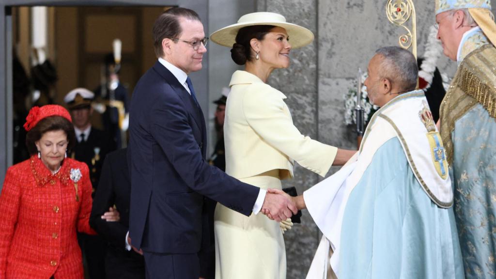 Victoria de Suecia, con su marido, Daniel, en las celebraciones de las bodas de oro de sus padres.