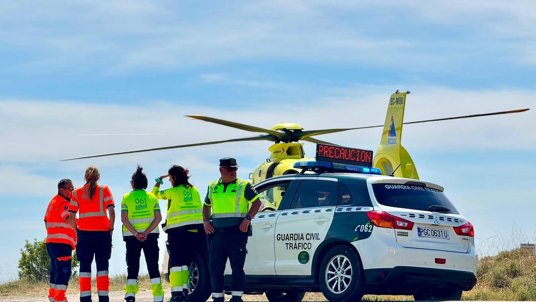 Momento de la evacuación del herido en el helicóptero del 112 