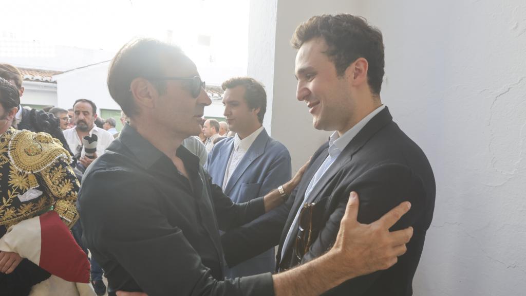 Froilán saluda a Enrique Ponce, en Marbella, el pasado sábado 13 de junio.