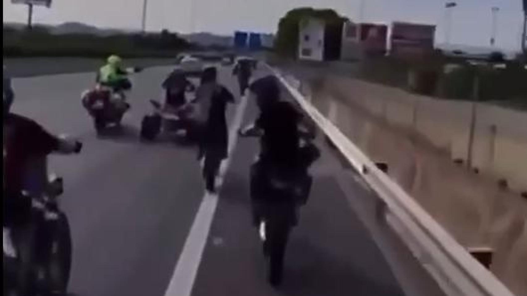 El grupo de motoristas sospechosos perseguido por un agente de la Guardia Civil.