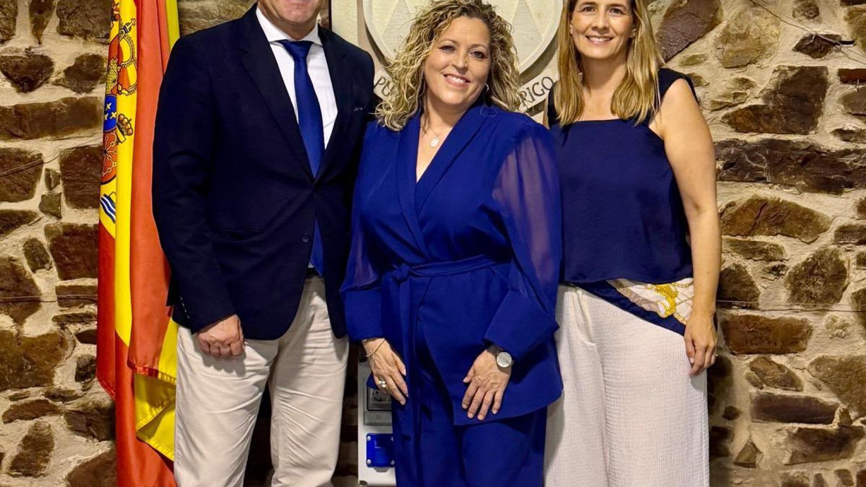 Miguel Ángel Valverde y Carolina Agudo con la nueva alcaldesa de Puebla de don Rodrigo, Eva Gutiérrez.