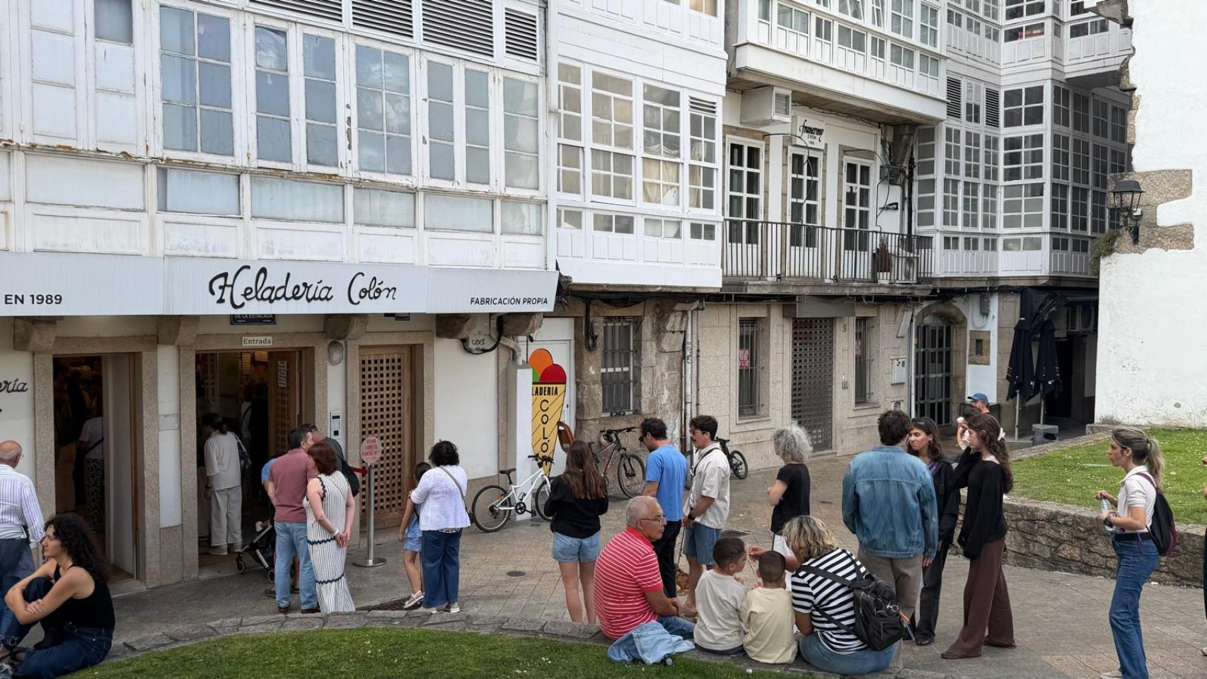 La cola en la Heladería Colón