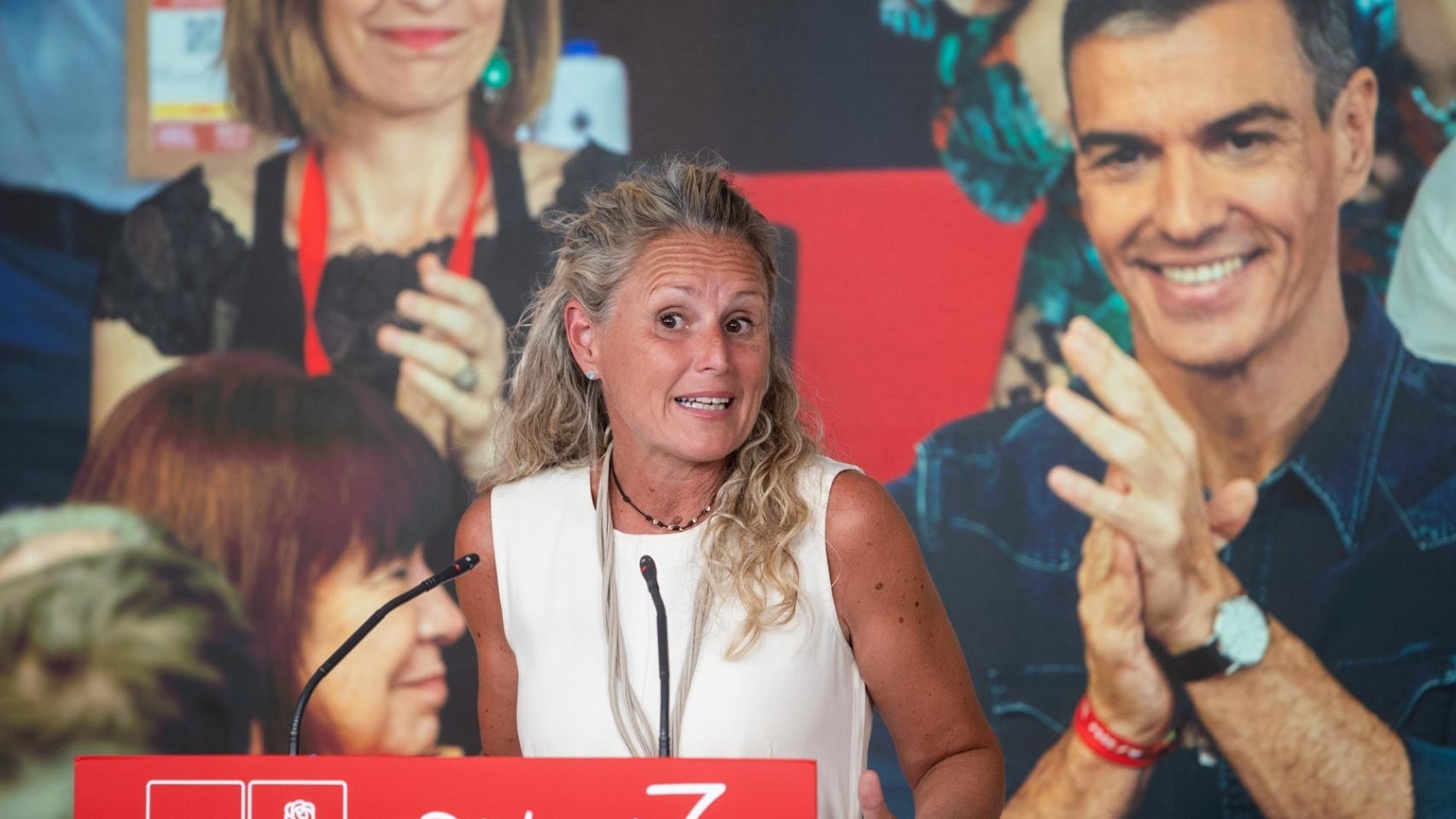 La portavoz del PSOE, Montse Mínguez, el 7 de julio de 2025, durante la reunión del Comité Federal del PSOE, ante las imágenes de Pedro Sánchez y Cristina Narbona.