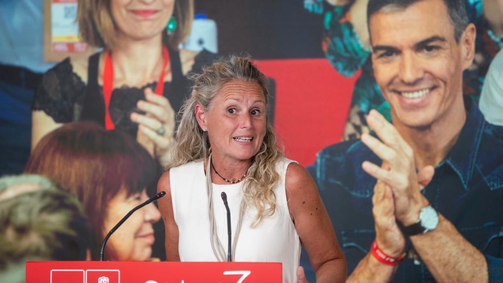 La portavoz del PSOE, Montse Mínguez, el 7 de julio de 2025, durante la reunión del Comité Federal del PSOE, ante las imágenes de Pedro Sánchez y Cristina Narbona.
