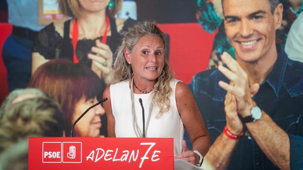 La portavoz del PSOE, Montse Mínguez, el 7 de julio de 2025, durante la reunión del Comité Federal del PSOE, ante las imágenes de Pedro Sánchez y Cristina Narbona.