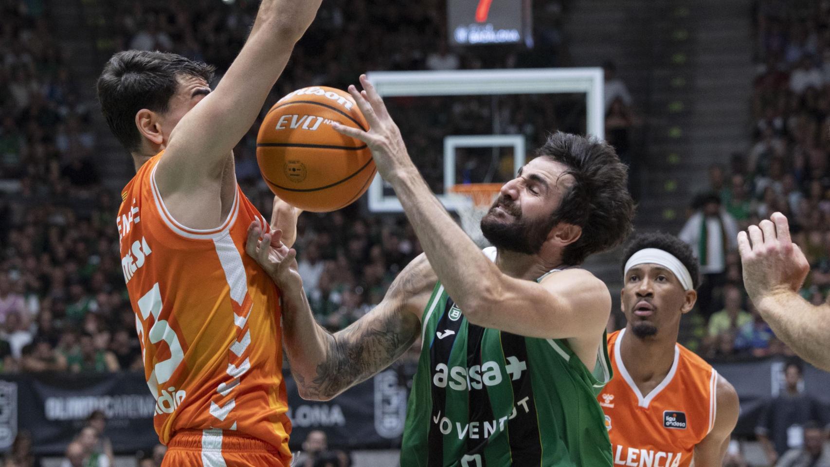 Ricky Rubio trata de avanzar ante Cárdenas.