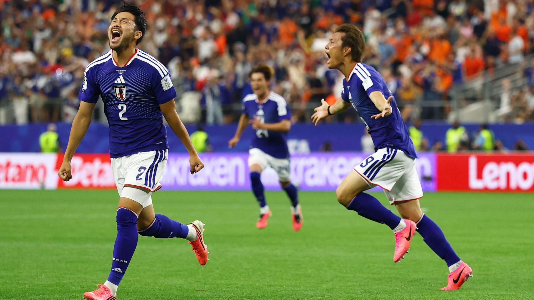 Sugawara y Kamada celebran el gol del empate de Japón.