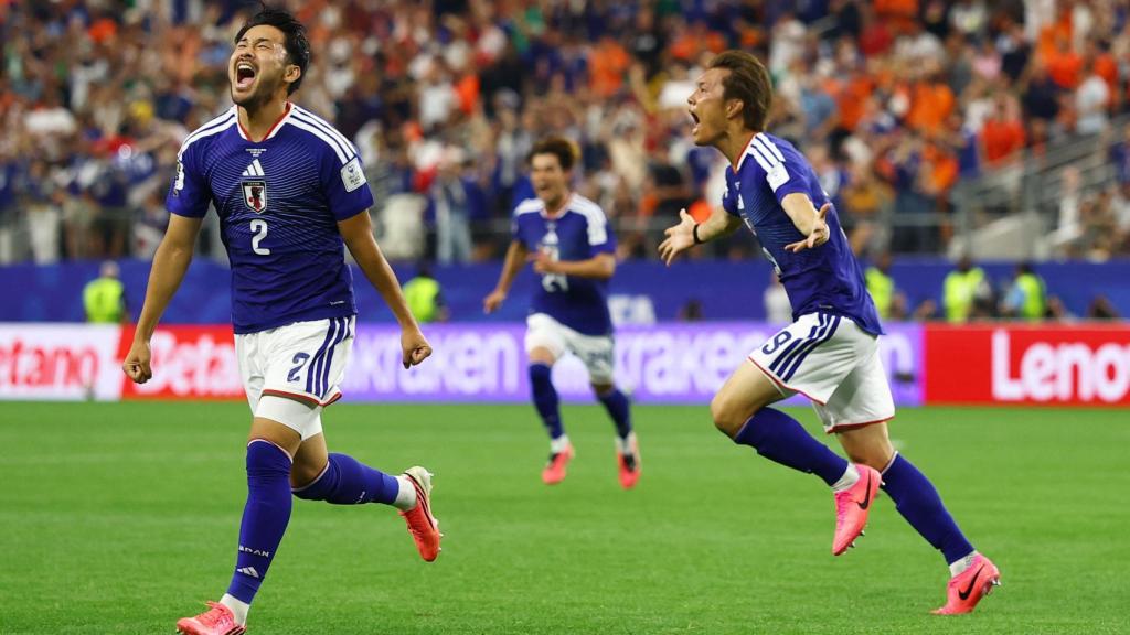 Sugawara y Kamada celebran el gol del empate de Japón.