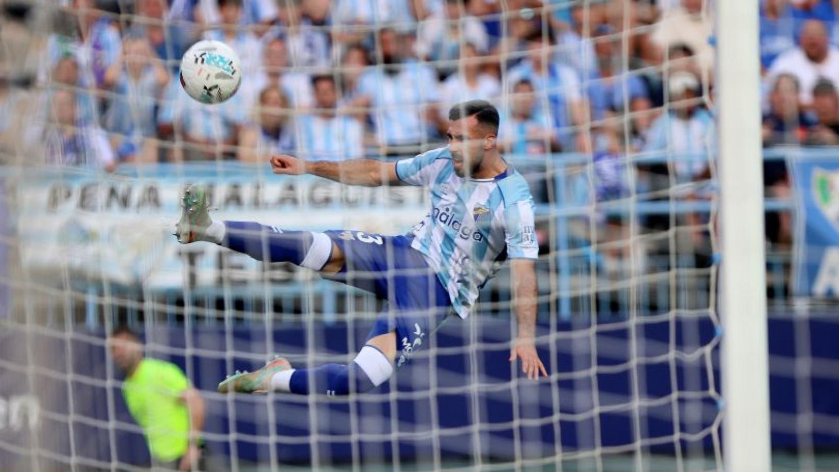 Carlos Puga durante el Málaga CF vs. UD Almería del playoff de ascenso a Primera División en La Rosaleda. 
