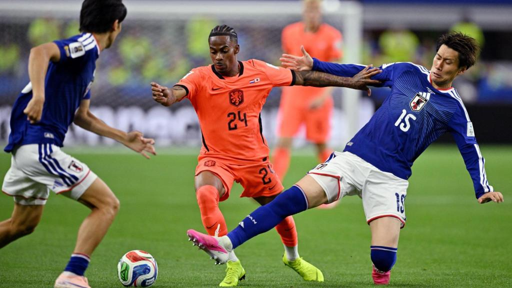 Summerville intenta arreglárselas con dos jugadores japoneses.