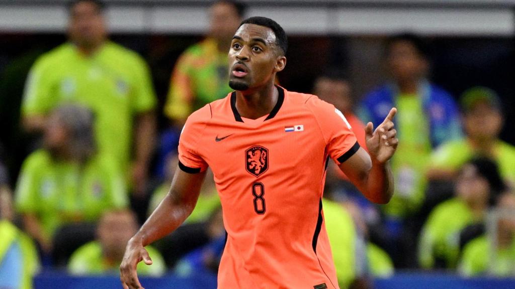 Gravenberch, durante el partido contra Japón.