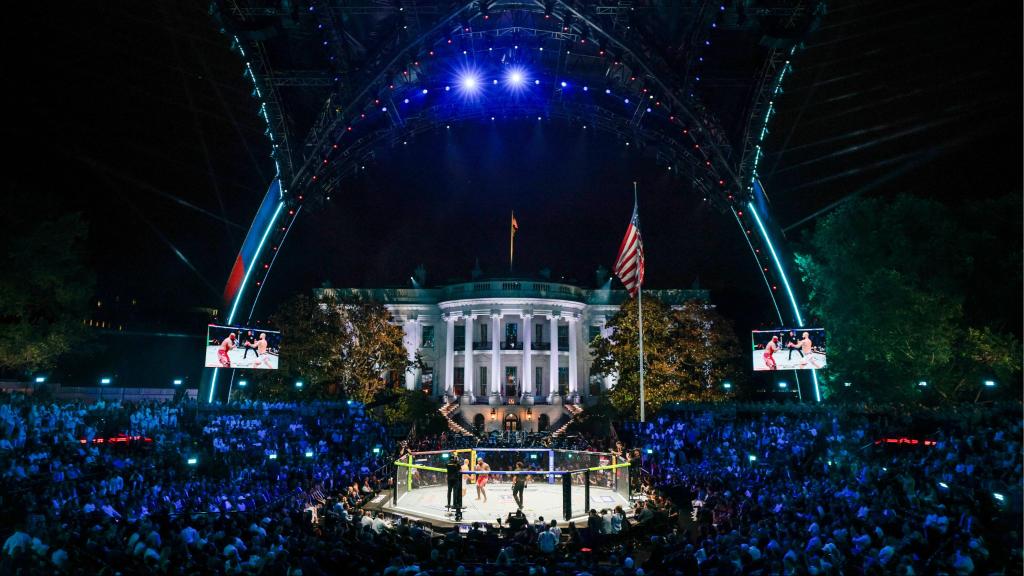 Imagen panorámica del octágono de UFC en el jardín sur de la Casa Blanca.
