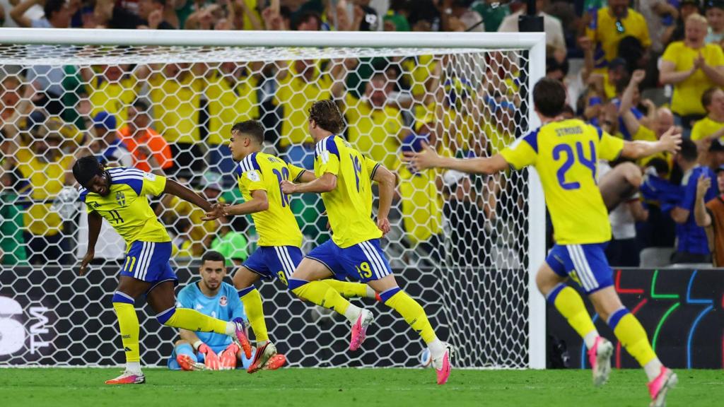 Los jugadores de Suecia celebran uno de sus goles contra Túnez.
