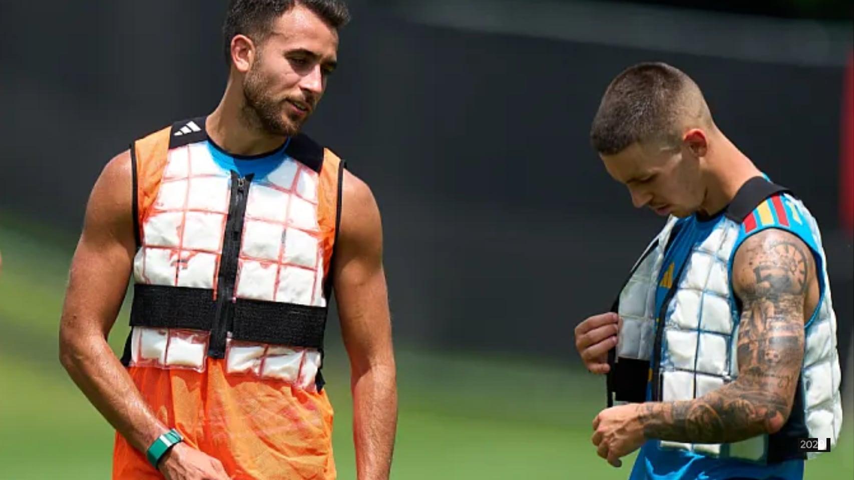 Jugadores de la selección con el chaleco refrigerante de Adidas
