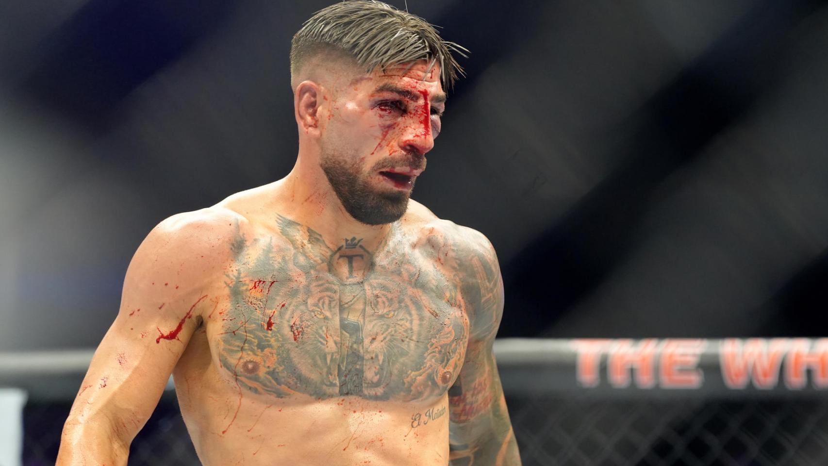 El hispano-georgiano Ilia Topuria reacciona este domingo, en un combate de la UFC contra Justin Gaethje en la Casa Blanca en Washington.