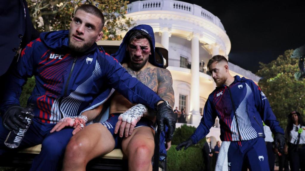 Ilia Topuria se retira tras su derrota ante Justin Gaethje.