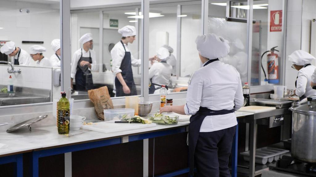 Alumnos de cocina en la EP Alcazarén,