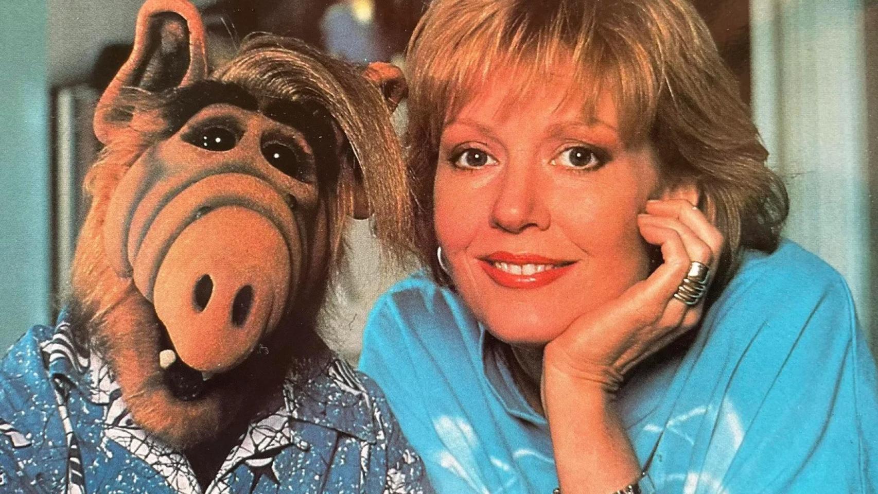 Anne Schedeen, junto a Alf. Foto: Anne Schedeen