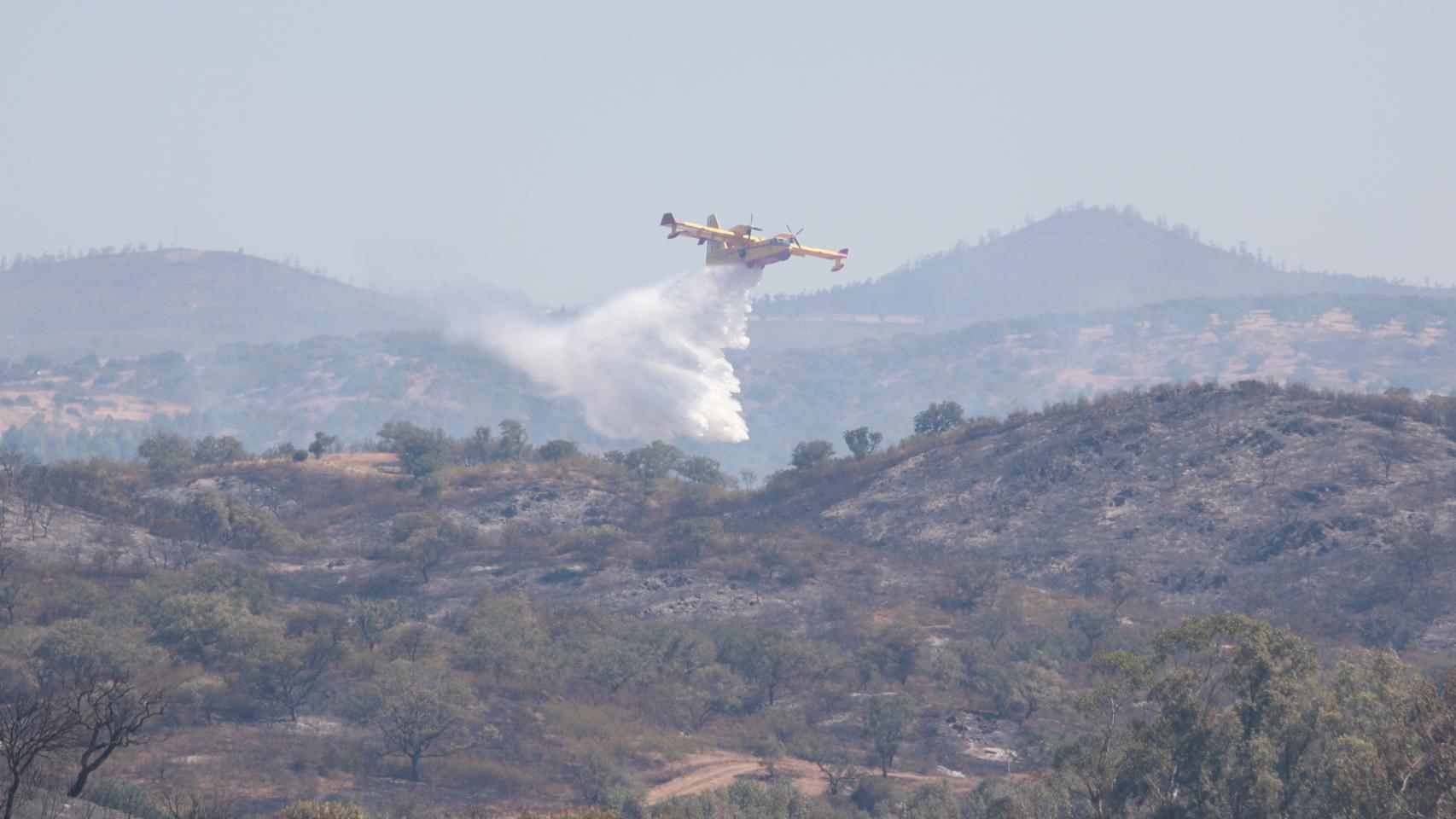 Medios aéreos trabajan en las labores de extinción del incendio forestal declarado en Villanueva de los Castillejos.
