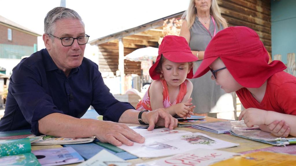 El premier Keir Starmer en un encuentro con niños en Brighton.