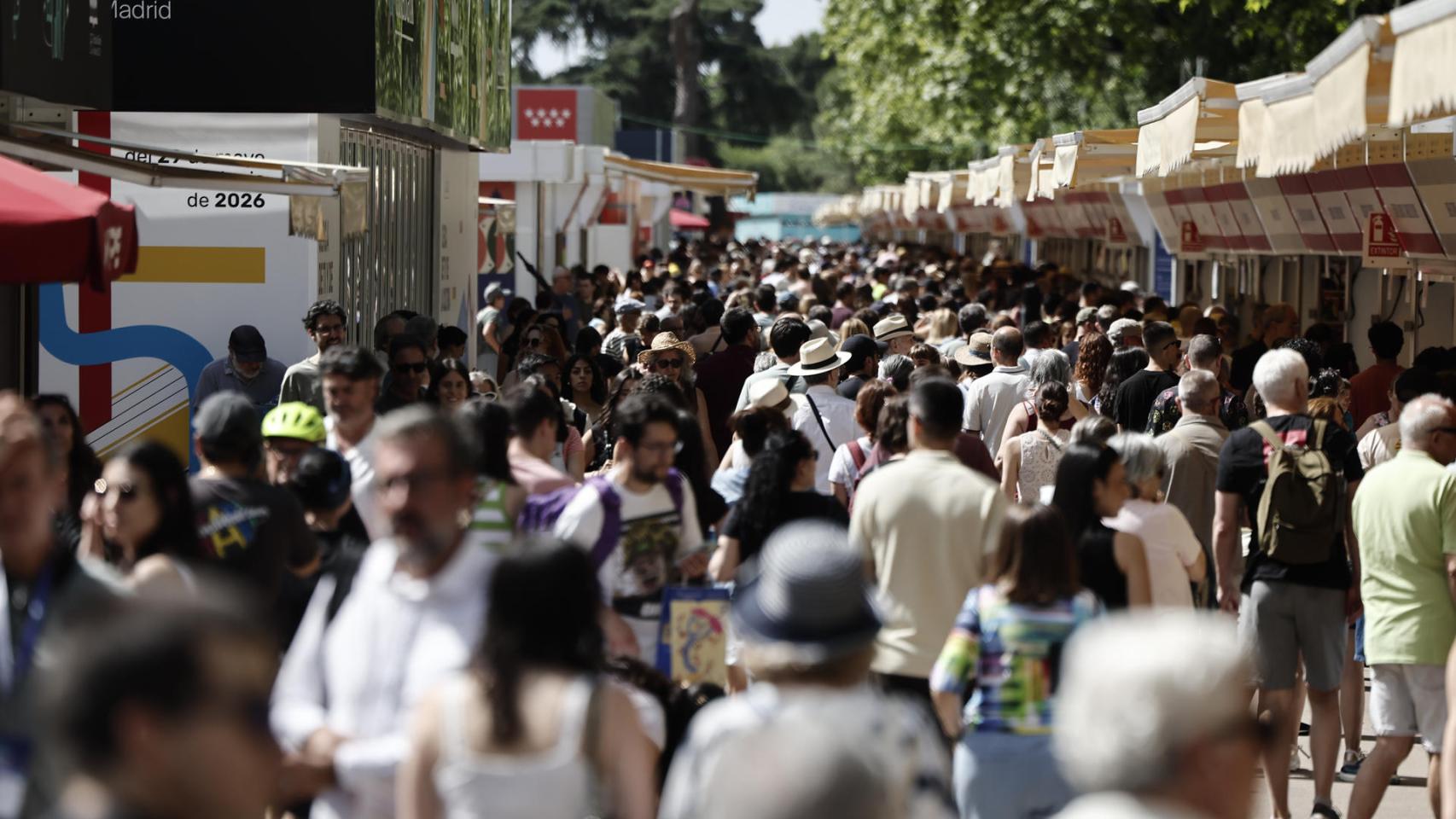 Miles de personas visitan este domingo la 85ª Feria del Libro de Madrid. EFE/Sergio Pérez