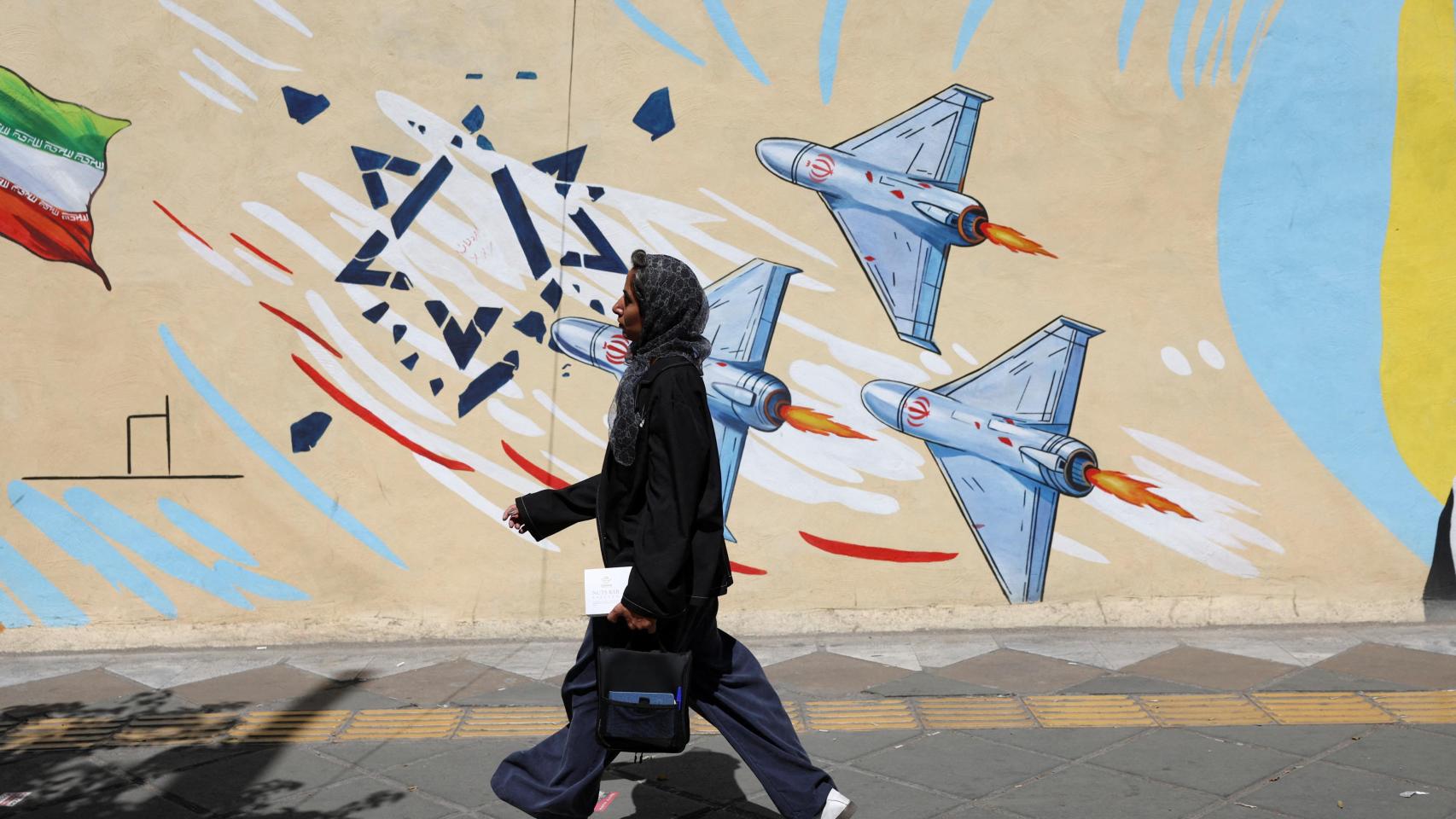 Una mujer pasa ante un mural antiisraelí en Teherán.