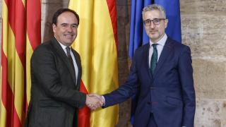 Juanfran Pérez Llorca y Arcadi España, durante la reunión mantenida este lunes en el Palau. Rober Solsona / EP