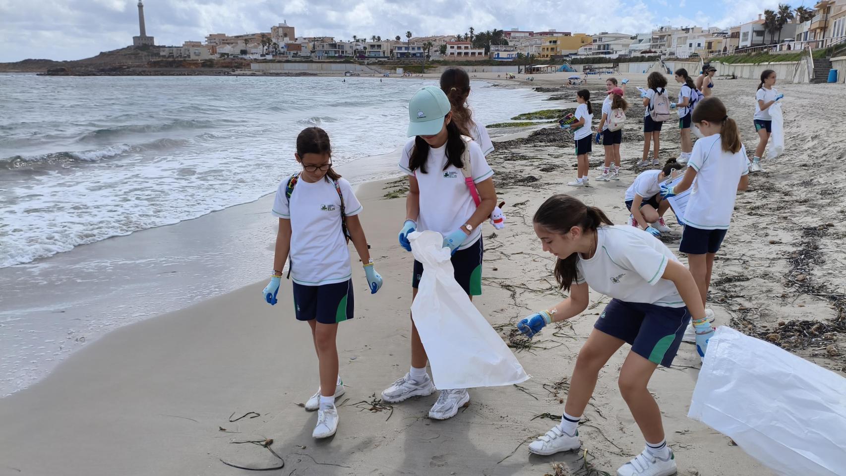 Alumnos recogiendo basura de la playa de La Manga