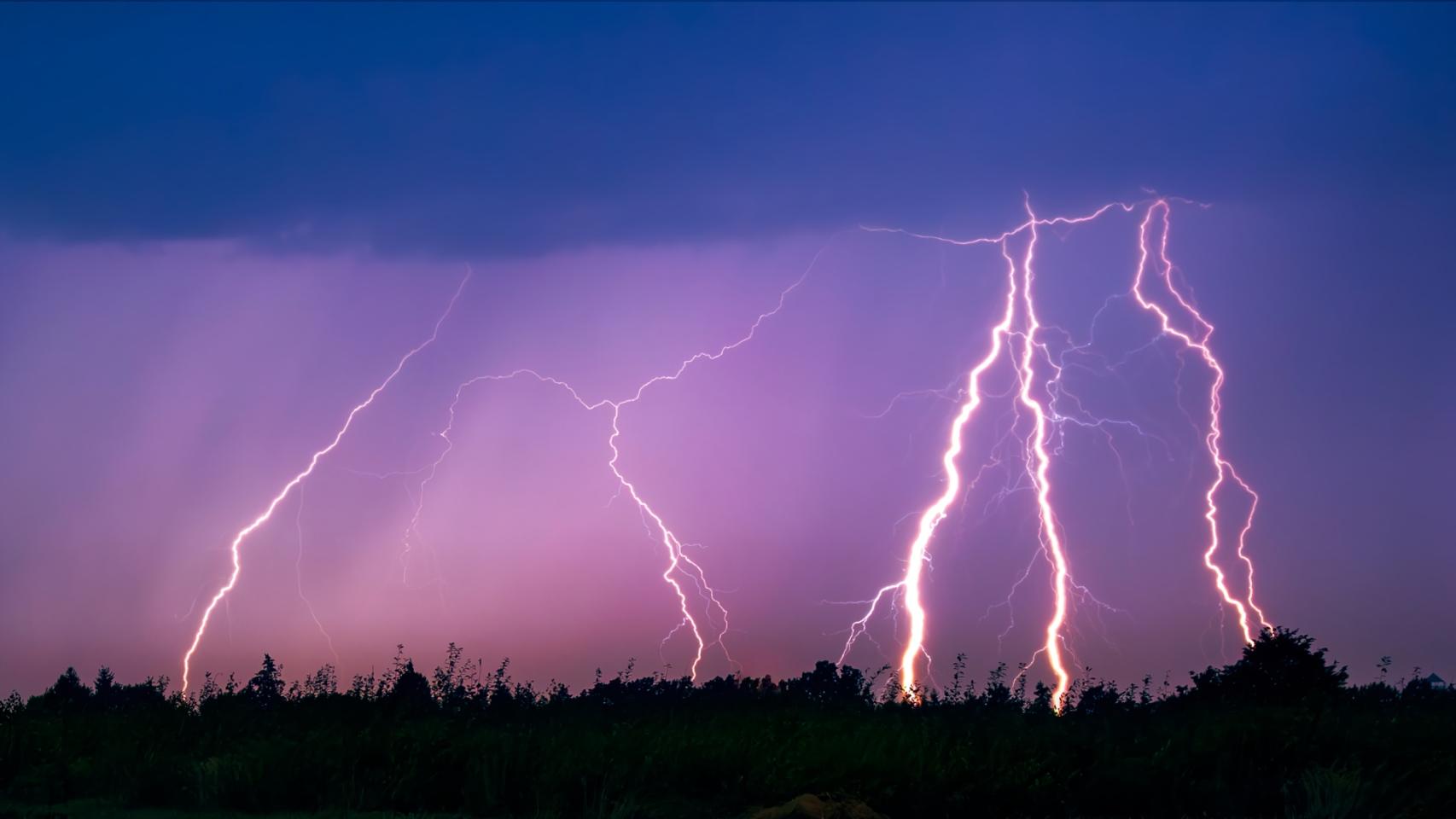 Cielo tormentoso con rayos