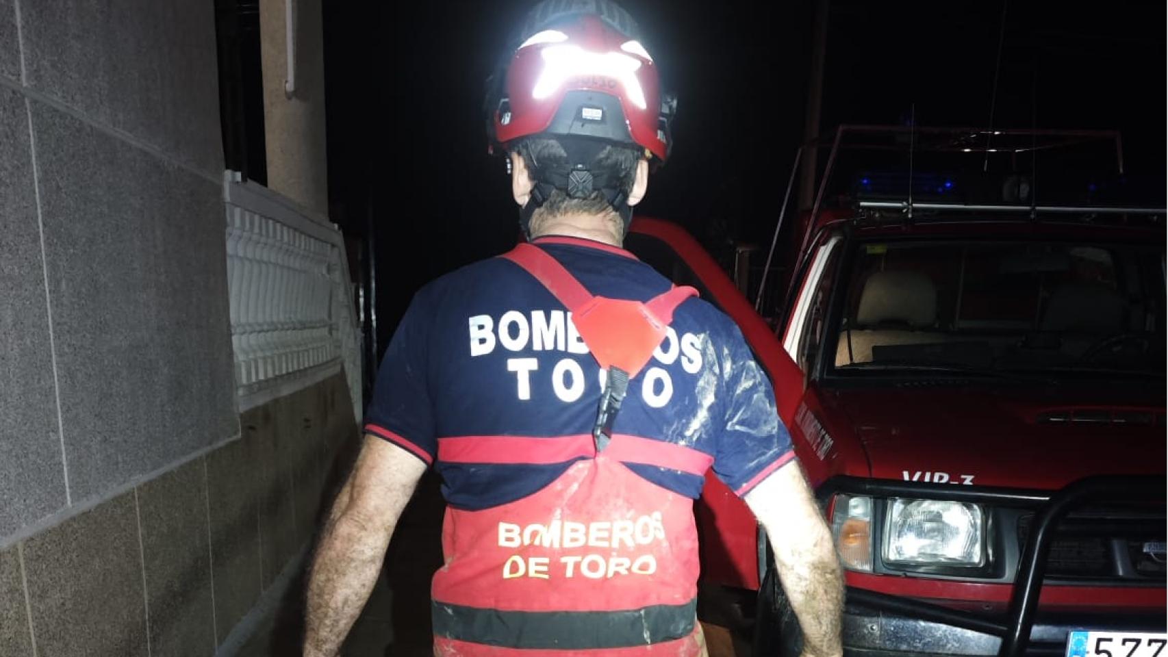 Intervención de los bomberos del Consorcio Provincial de la Diputación de Zamora en las inundaciones por la tormenta en Fuentespreadas.