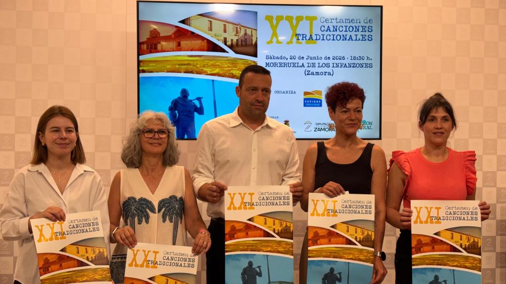 El diputado diputado por la comarca de Tierra del Pan, Manuel Martín Pérez; la presidenta de la Federación de Asociaciones de Campos, Pan y Norte-Duero 'Espigas', Flor Guerrero Robleda, la alcaldesa de Moreruela de los Infanzones, Begoña Manzano, la representante de la Fundación Caja Rural de Zamora, Laura Huertos, y la presidenta de la Asociación Cultural Fuentemiro, Manuela Crespo en la presentación del XXI Certamen de Canciones Tradicionales.