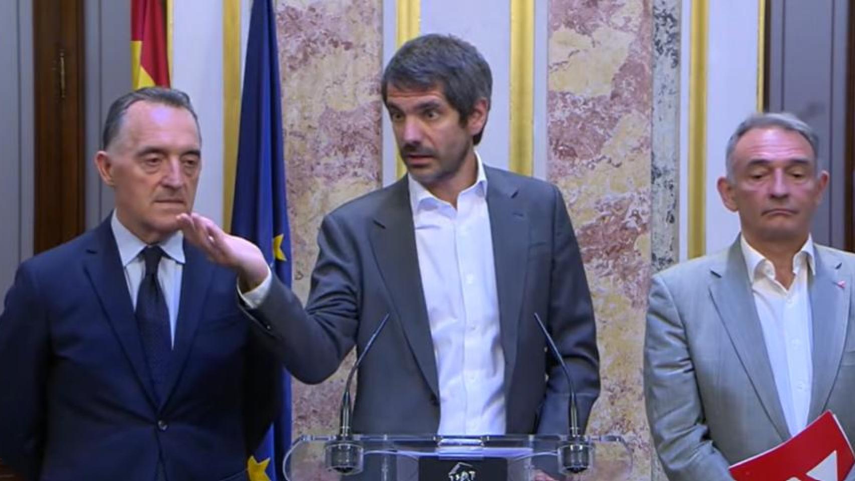 El diputado del PSOE Artemi Rallo; el ministro de Cultura, Ernest Urtasun; y el diputado de Sumar Enrique Santiago, este lunes.