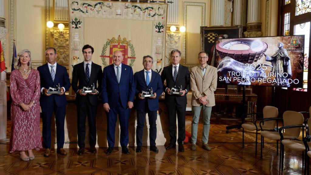 Entrega de los premios taurinos en el Ayuntamiento de Valladolid con el alcalde, Jesús Julio Carnero en el centro de la imagen.