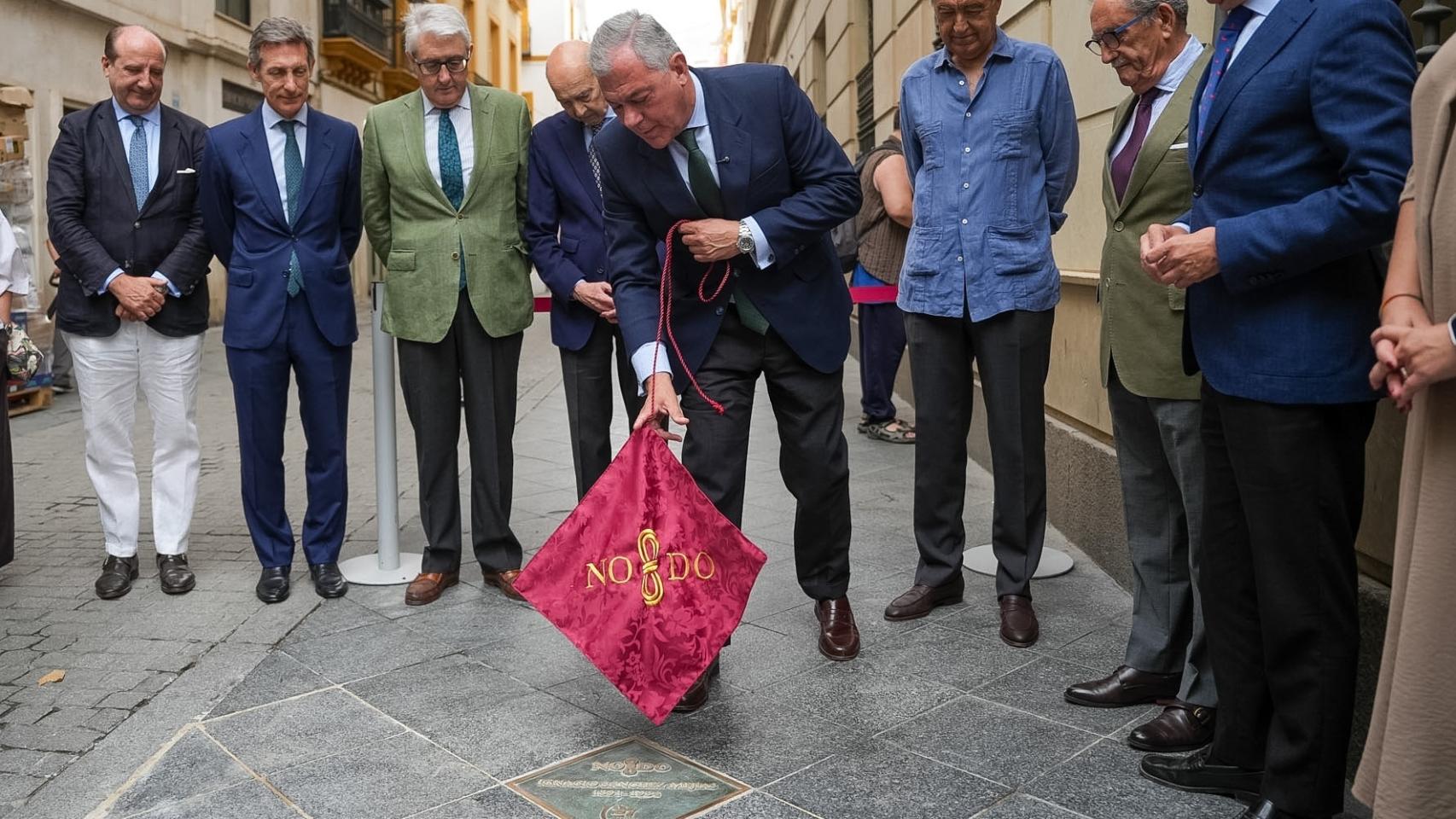 El alcalde de Sevilla, José Luis Sanz, participa en la inauguración de la placa dedicada a Sánchez Mejías en Sevilla. 