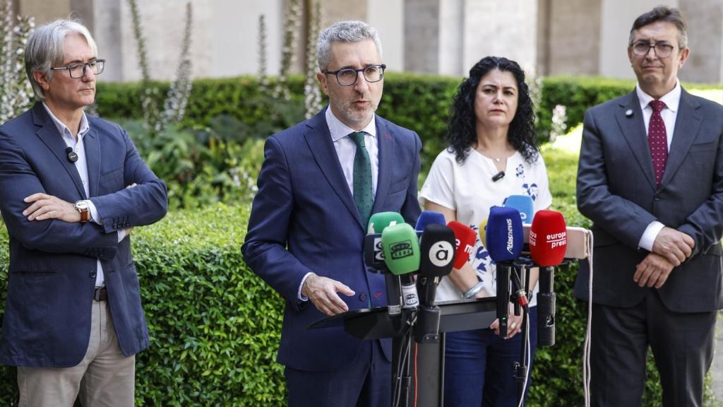 Arcadi España junto a Tino Calero (UGT), Ana García (CCOO) y Vicente Lafuente (CEV). Rober Solsona / EP