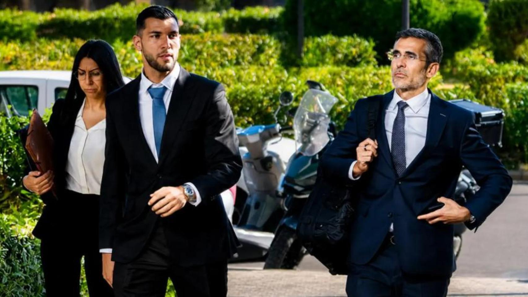 El futbolista Rafa Mir, junto a su abogado, Jaime Campaner, el jueves 28 de mayo, llegando a la Audiencia Provincial de Valencia. 
