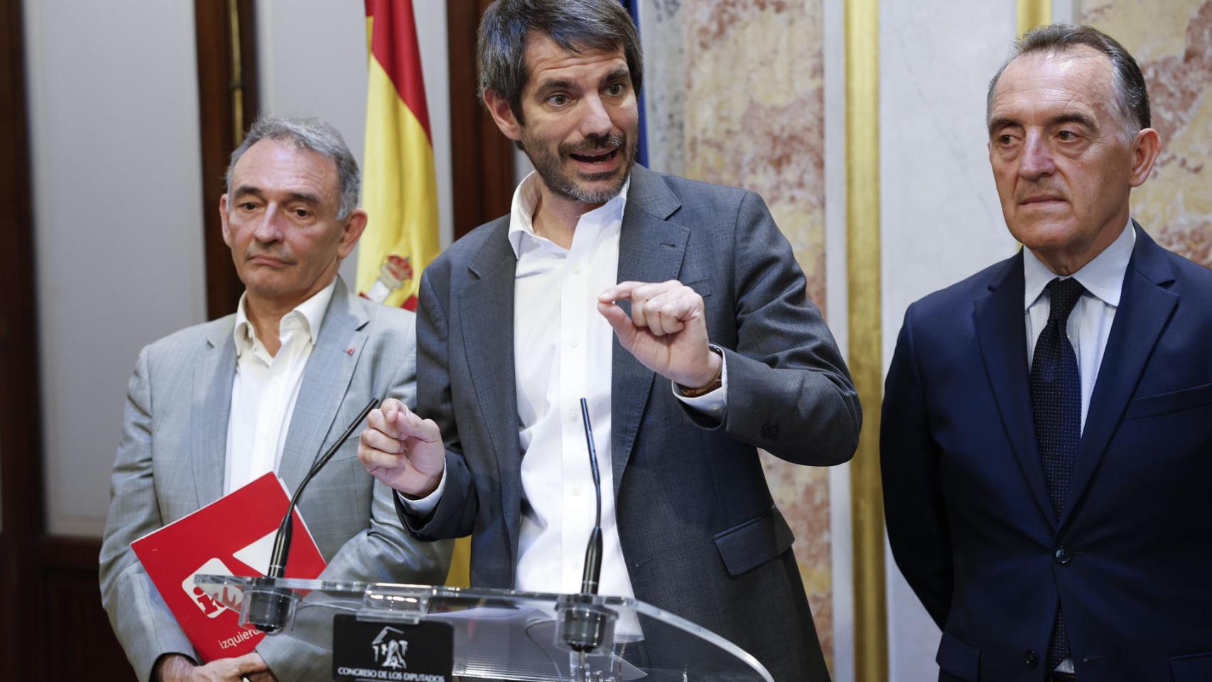  El ministro de Cultura, Ernest Urtasun (c), el portavoz adjunto de Sumar, Enrique Santiago (i), y el portavoz de la Comisión Constitucional del Grupo Socialista, Artemi Rallo (d), este lunes.