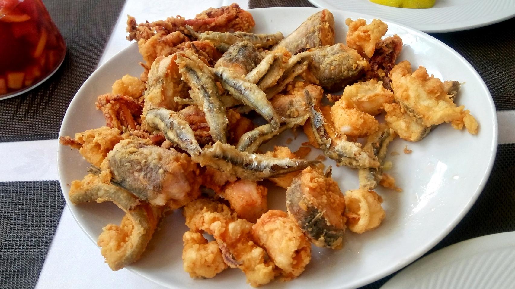 Un plato de pescaíto frito andaluz