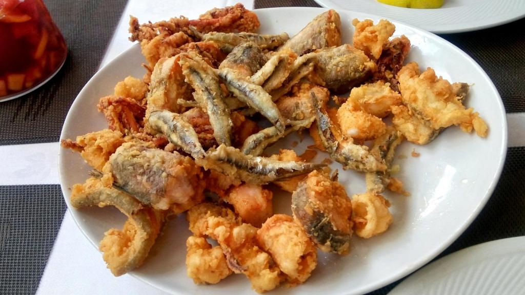 Un plato de pescaíto frito andaluz