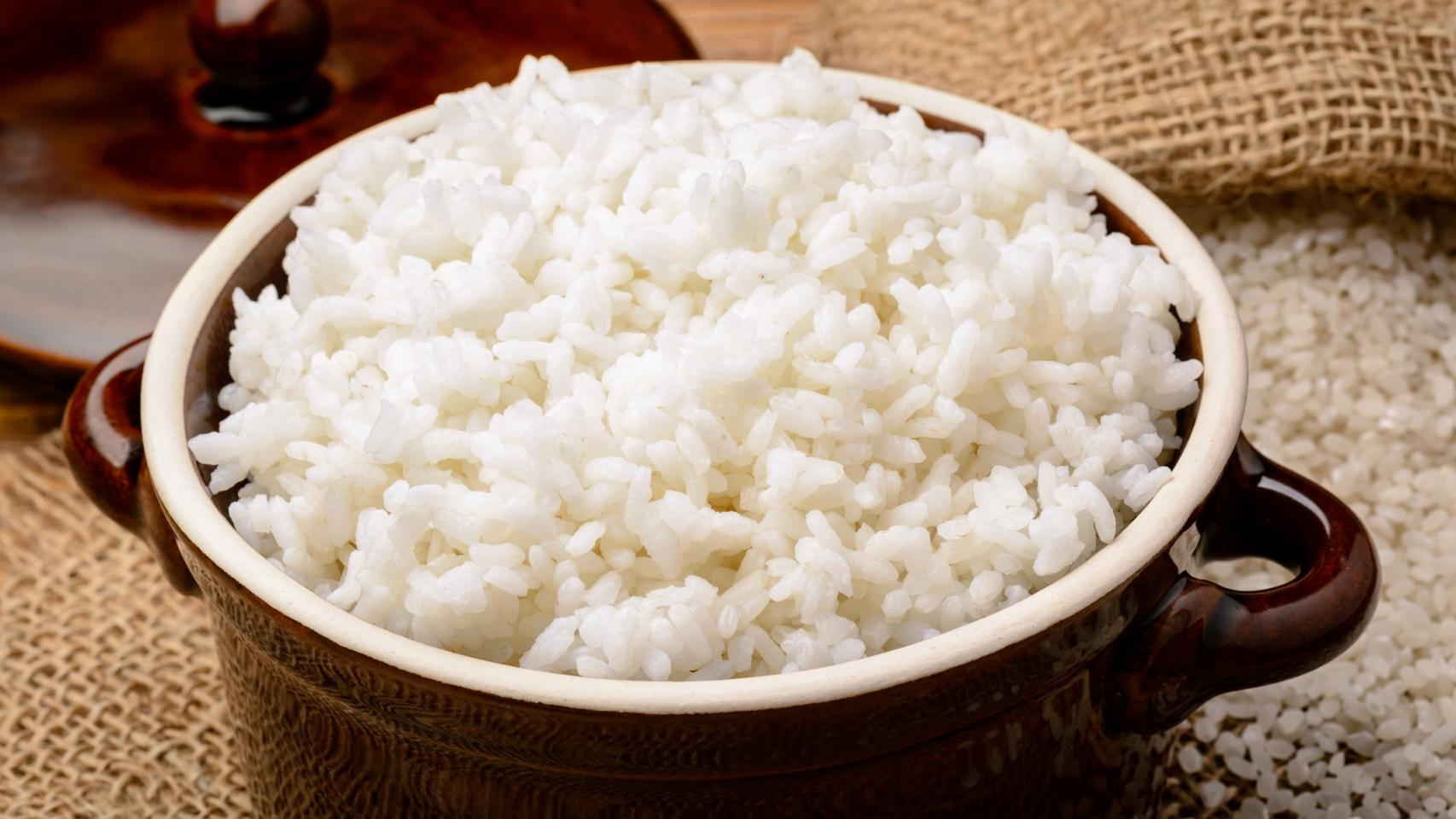 Un bol de arroz blanco