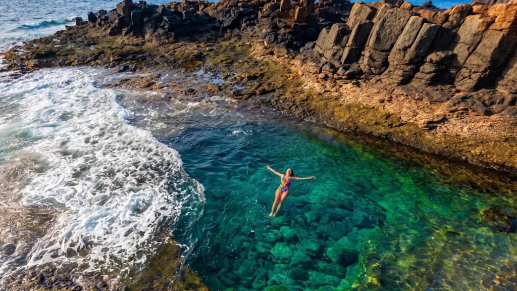 Mujer bañándose en Caleta de Fuste