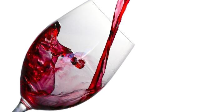 Vino tinto en una copa.