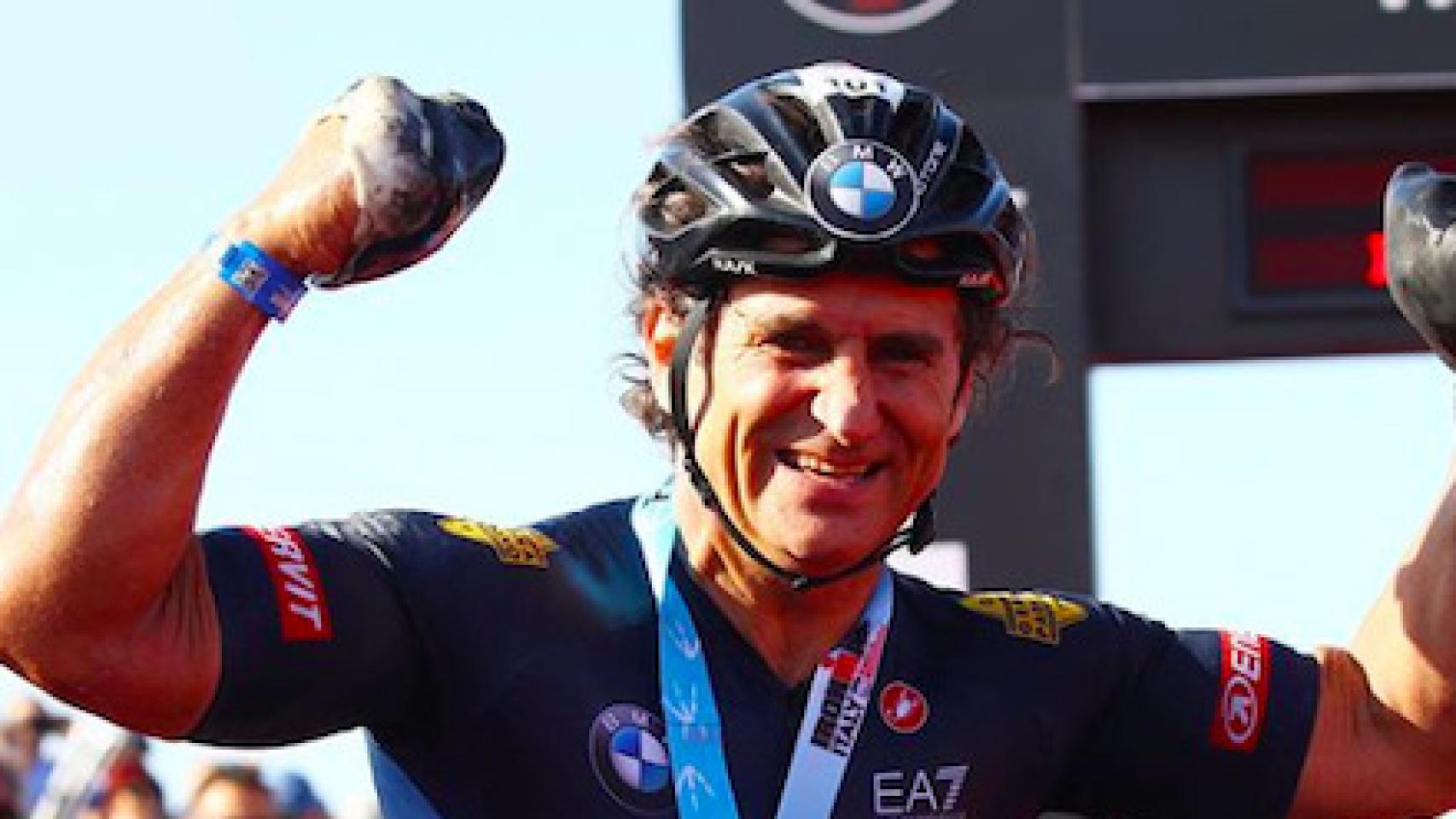 Alex Zanardi celebrando un triunfo