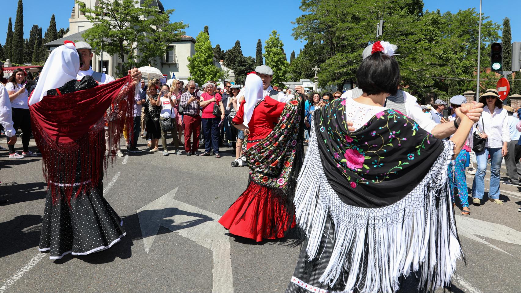 Un grupo de chulapos y chulapas celebrando San Isidro.