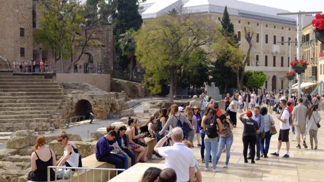 Decenas de turistas en la calle Alcazabilla de Málaga.