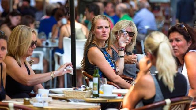 Varias turistas alemanas en una terraza en Valencia, en imagen de archivo.