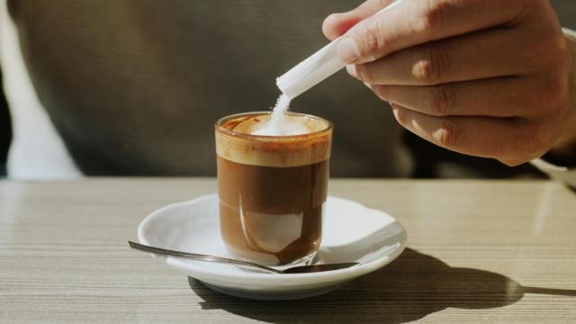 Los sobres de azúcar suelen contener hasta 8 gramos de azúcar.