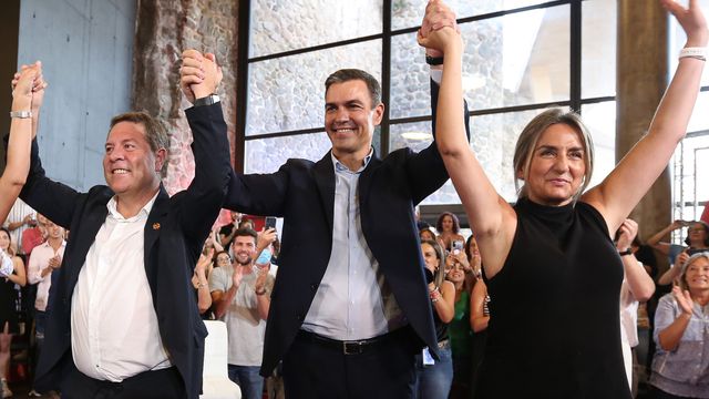 García-Page, Pedro Sánchez y Milagros Tolón en un acto del PSOE. Foto: Óscar Huertas.